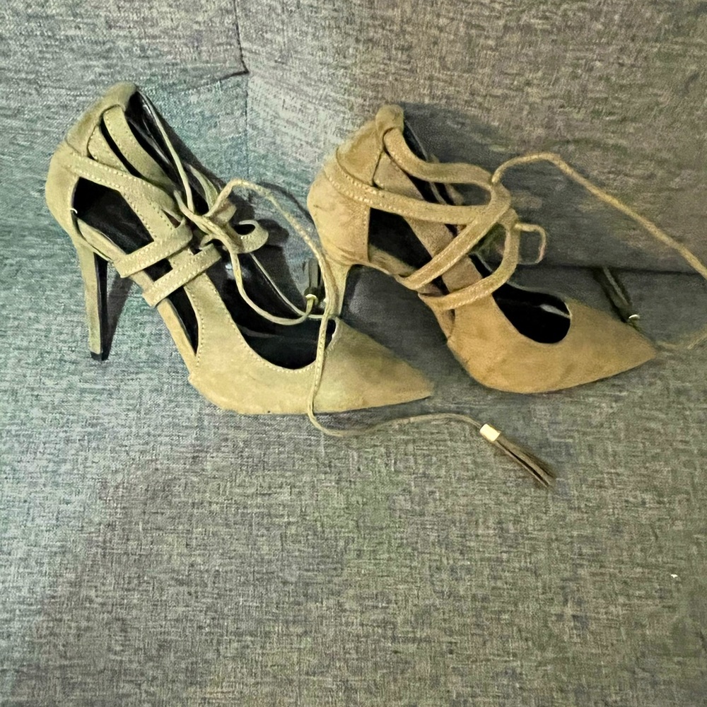 Sexy Green strap up pumps!